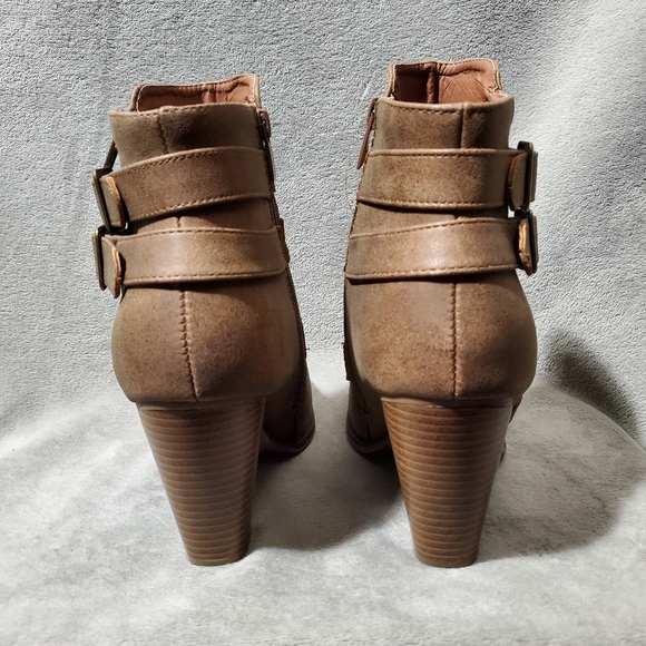Forever Camila-69 NWOT Faux Leather Buckle and Strap Booties Tan Size 10 - Picture 3 of 12